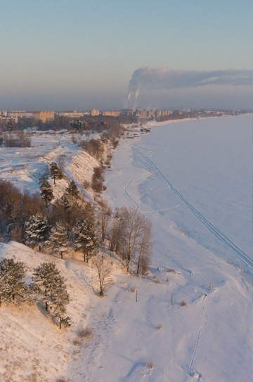Берег Камы в районе Соснового Бора, вдали виднеется Краснокамск