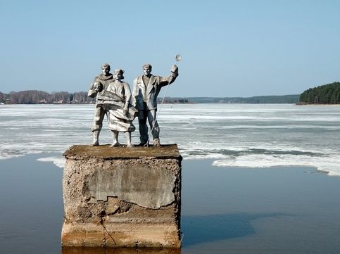 Огромный Очрский пруд и высокохудожественные (без шуток) советские скульптуры, волею судеб оказавшиеся в нм