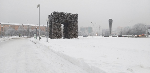 Памятник Пермские ворота, сделанный из дерева. Расположен недалеко от главного железнодорожного вокзала Пермь - 2