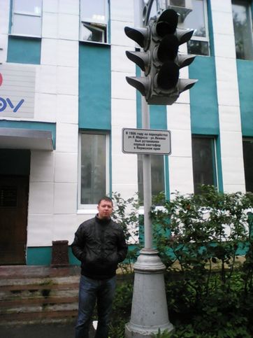 У памятника светофору. Это второй такой памятник в России