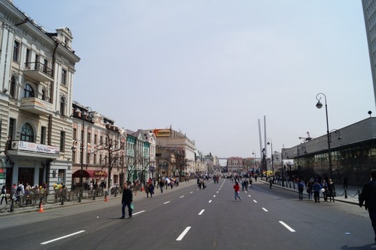 Светланская улица. Прилетели 1-го мая с утра, весь центр города перекрыт для праздничных гуляний, митингов и шествий