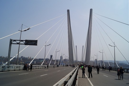 Золотой мост  вантовый мост через бухту Золотой Рог во Владивостоке. Был построен в рамках программы подготовки города к проведению саммита АТЭС. Открыт 11 августа 2012 года