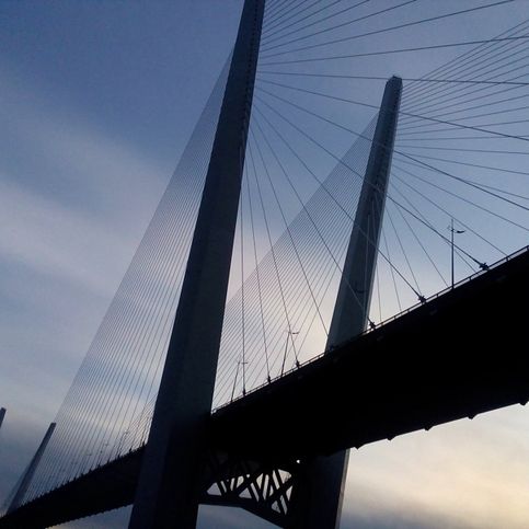 Мост через бухту Золотой Рог. Он просто огромен! И, кстати, входит в пятрку крупнейших вантовых мостов мира! )