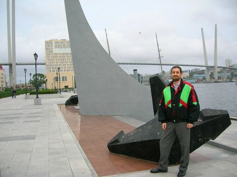 Памятник первооткрывателям и основателям Владивостока. На заднем фоне частично виден корабль-музей Красный вымпел и вантовый мост через Золотой Рог