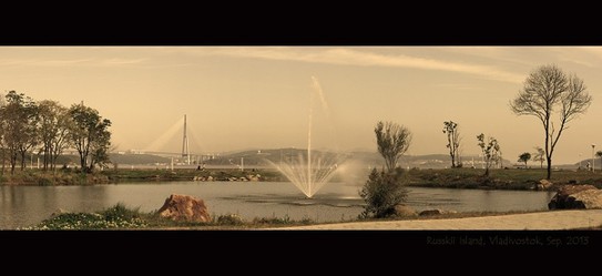 Прогулки по острову Русский. Вид на Владивосток и  мост через пролив Босфор Восточный с набережной ДВФУ