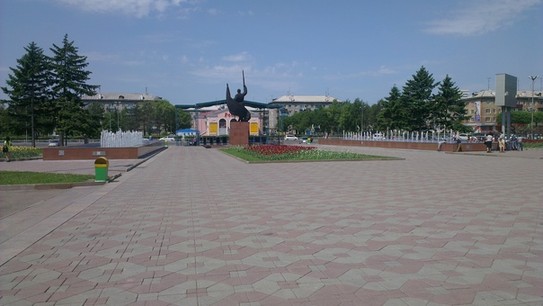 Центральная площадь, вид от администрации (июнь 2013)