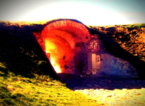 19 апреля 2017, Великие Луки. Равелин Великолукской крепости (). Сохранившиеся руины предкрепостного укрепления с западной стороны