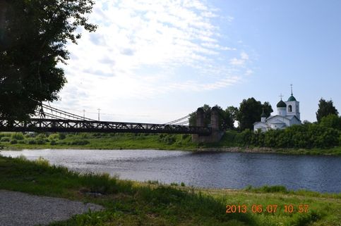Знаменитый мост в городе Остров через реку Великая