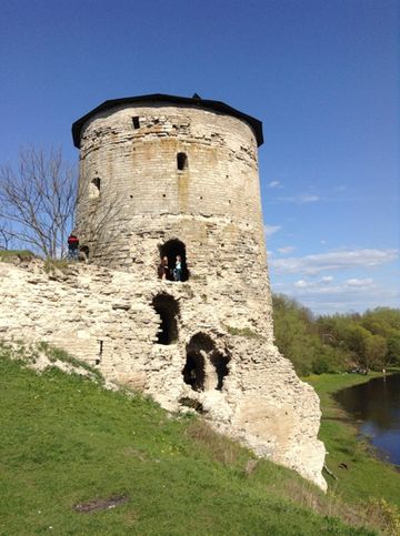 Гремячая башня, на берегу реки Псковы, рассыпается от легкого прикосновения