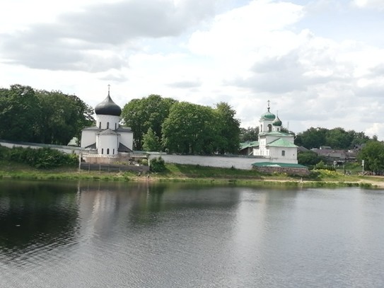 Вид на Мирожский монастырь с реки  Великой
