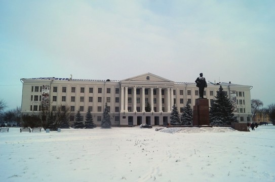 Псковский государственный университет и памятник Ленину, расположен на площади Ленина