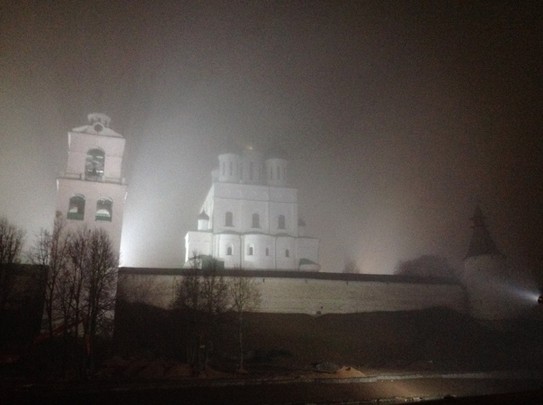 Псков. Ночью Кремль от здания гостиницы - туман.
