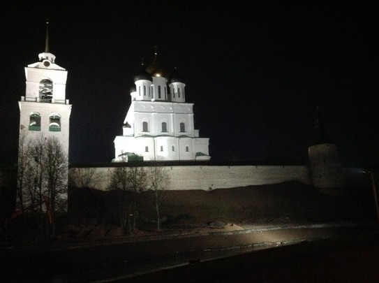 Псков. Ранним утром Кремль от здания гостиницы с той же точки - тумана уже нет