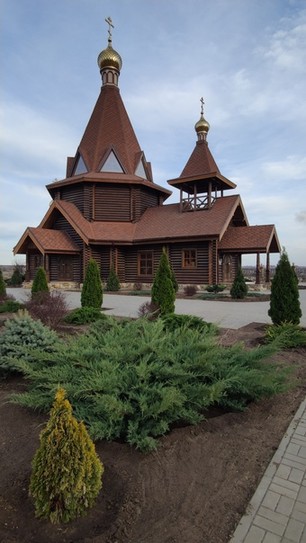 Деревянная церковь на территории парка