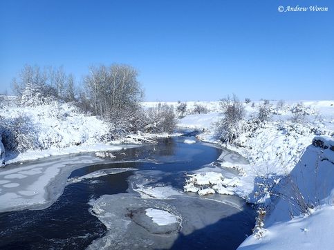 Река Кундрючья ниже старой дамбы - поток воды с дамбы разбил лед