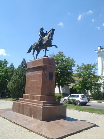 Памятник графу атаману Войско Донского, герою войны 1812 года, основатель города Новочеркасск М. И. Платову