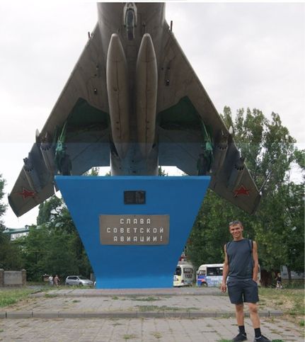 Памятник российским лтчикам-испытателям около музея военной авиации... в сам музей попасть не удалось - находится на военном аэродроме: пропускной режим  запись за несколько дней...