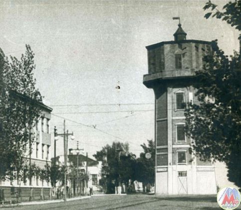 Та самая водонапорная башня о которой рассказывал ранее. Улица Советская. Слева здание Ростовуголь