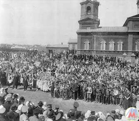 Соборная площадь. Покровский Собор восстановлен и стоит по ныне на улице советской. На фото изображен праздник древонасаждения