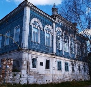 В Касимове осенью 2021 года... Дом, построенный в XIX веке, принадлежал купцам Вереиным, владельцам кожевенных заведений, основателям купоросного производства в Касимове