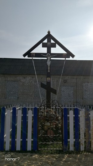 Поклонный крест на церковном кладбище в Ермолово