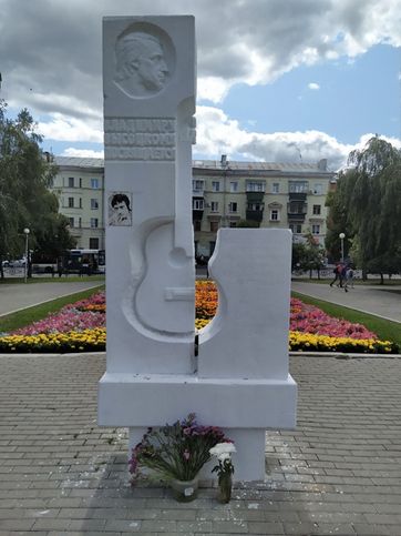 А этот памятник - в сквере Высоцкого. (Есть и такой в Самаре! ) На всех 4-х плоскостях памятника выгравированы строки из его стихов. К сожалению, на фото не рассмотреть.
