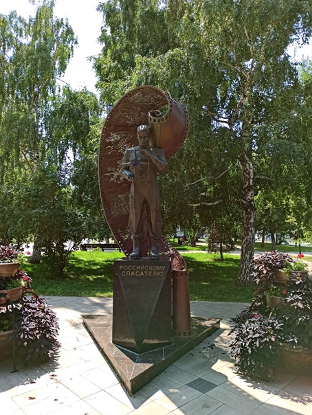 А это памятник Российскому спасателю. Не знаю, почему на его фоне - стилизованная фотоплнка.