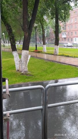 Дождь поливает сквер Масленникова(вид из троллейбуса)