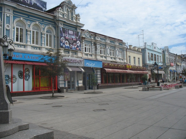 Как и во всяком уважающем себя городе - чисто пешеходная улица (Ленинградская)