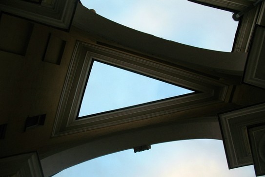 Необычная архитектура СПБ. В таком виде выполнен верхний свод арки между домами на Лермонтовском проспекте