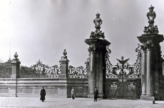 Так выглядела ограда сада Зимнего дворца пока е не уничтожили в революцию 1917 года. Сейчас там остался только фонтан и 100-летние деревья. Сад находится между Дворцовым мостом и Дворцовой площадью -сбоку от Зимнего дворца.