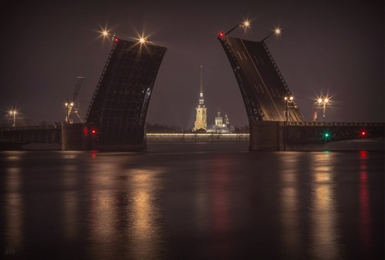 Развод моста... Санкт-Петербург, Дворцовый мост со стороны Адмиралтейской набережной.