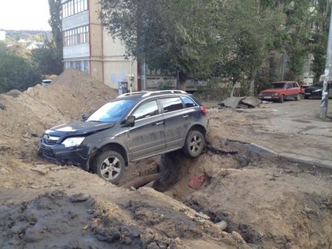 Сегодня 16. 10. 2016 ночью влетел в яму автомобиль опель на улице Кузнечной, угол Комсомольской