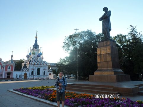 Саратов. Памятник Чернышевскому и храм Утоли мои печали