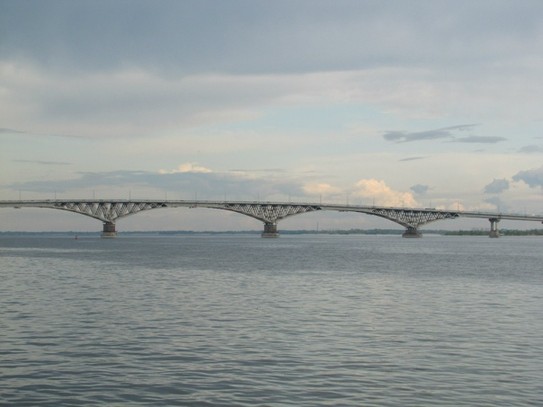 Саратовский мост  автомобильный мост через Волгу, соединяющий правый берег реки, на котором стоит город Саратов, и левый берег, на котором расположен город Энгельс