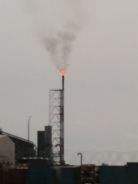 Завод по сжижению газа. Сжигают технический газ после профилактических работ