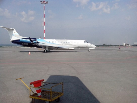 Сосед по ночной стоянке. Embraer Legacy 600. Екатеринбург 23. 06. 2016