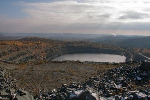 Вид на карьер, вдалеке Новоуральск