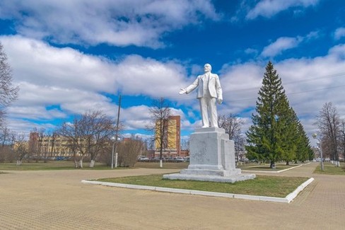 Памятник Ленину. Предзаводской сквер. Новуральск. 29 апреля 2022 года. 11:05