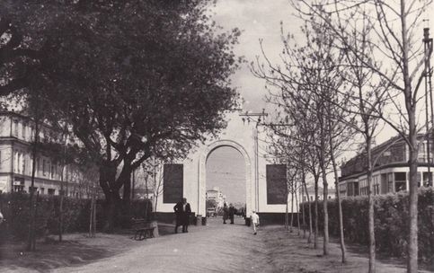 Арка на выходе из сквера на площади 1905 года. Год -?