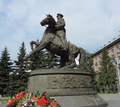 Памятник Г. К. Жукову возле здания Уральского военного округа