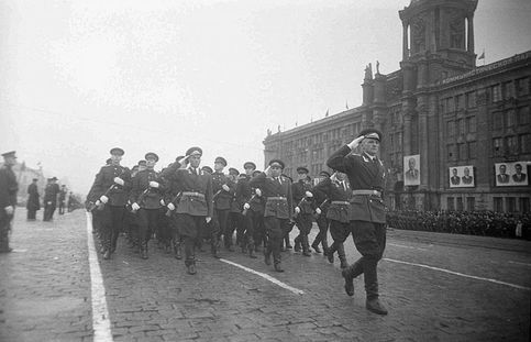 Площадь 1905 года. Парад на 9 мая. В Свердловске первый праздничный парад на Площади 1905 года состоялся в 1975 году