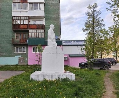Половина Ленина на зелно-розовом фоне (Верхняя Салда)