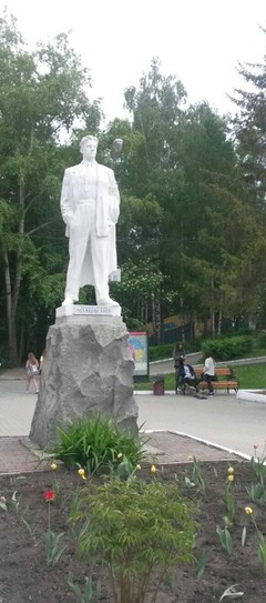 Памятник В. Маяковскому, ЦПКиО им Маяковского, 01. 06. 2019