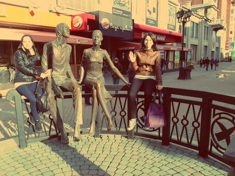 Скульптура посвященная Влюбленным расположена на ул. Вайнера рядом с ул. Малышева