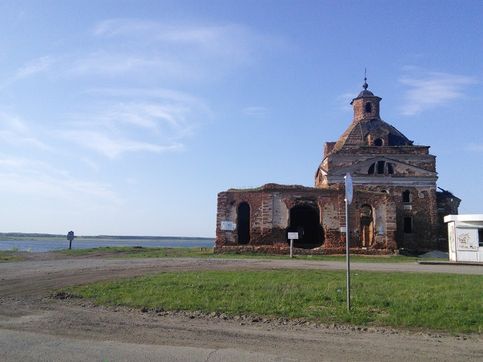 Озеро большой Сунгуль и церковь в селе Рыбниково