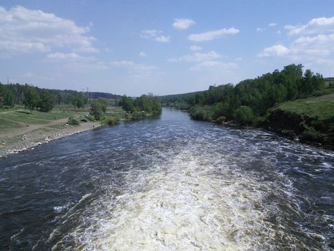Река Исеть вытекает из плотины