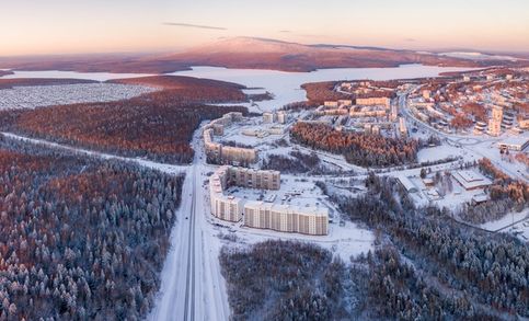 Морозный вечер 6 декабря 2021 года. Панорама на гору и город Качканар. Свердловская область