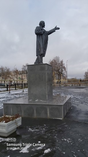 Памятник Ленину на площади Революции в Верх-Нейвинском,