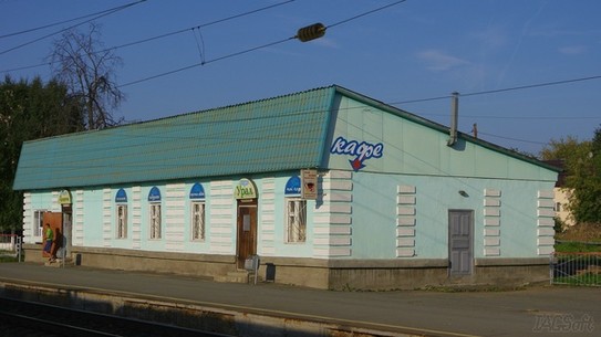 Здание с объектами торговли на ст. Красноуфимск, Свердловская обл. Фото сделано 28. VIII. 2020